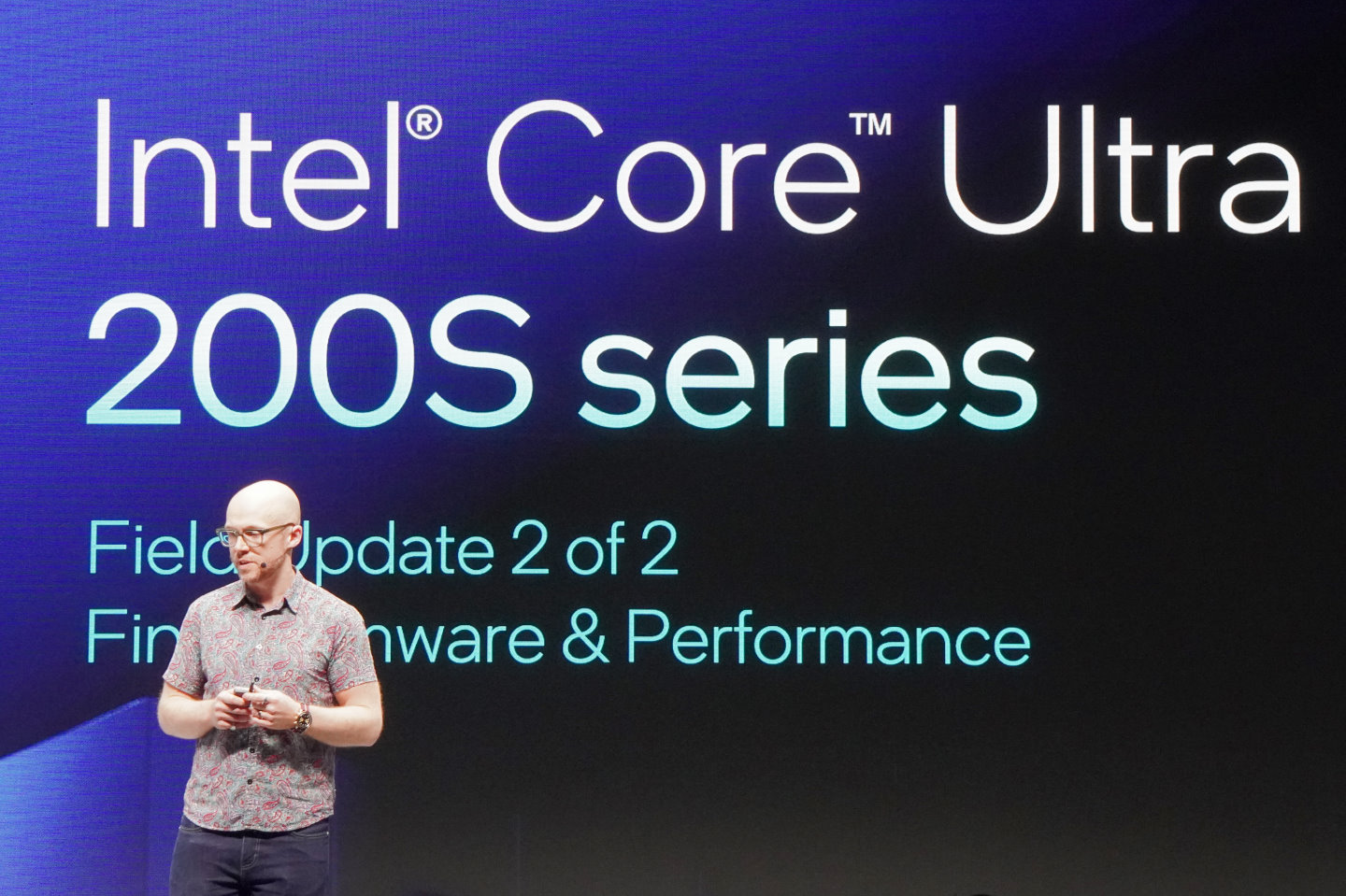 Robert Hallock在會中特別說明Core Ultra 200處理器效能問題的修正情況。
