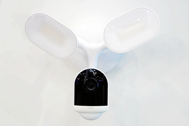  這款Smart Floodlight Camera Tapo C720是一款具有泛光的智慧型攝影機，具有2800 流明超亮泛光燈，具有彩色夜視功能，最遠可視距離達9 公尺左右，在夜晚也能清晰掌握家中周圍環境。同時搭載智慧AI 偵測，能準確辨識移動的人、寵物和車輛，可以有效過濾誤報，讓使用者不再被無關緊要的通知訊息打擾。當偵測到移動時，可立即觸發高音警報或播放自訂錄音，嚇阻入侵者。 