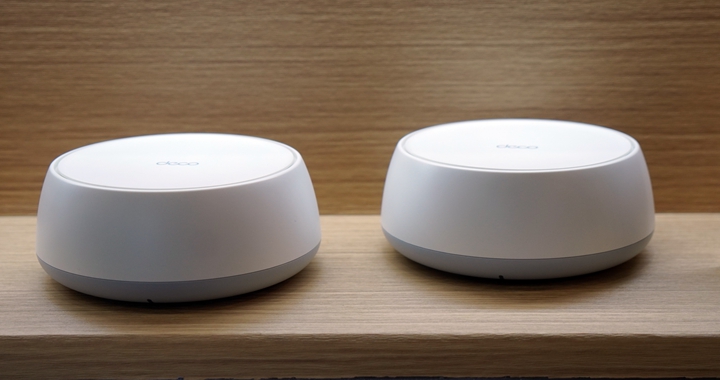 TP-Link 推出全新 Deco BM65 BE11000 三頻 Wi-Fi 7 Mesh 路由器系統，為家庭網路設計樹立新標竿，也得到了 CES 2025 創新大獎的榮譽。這套系統結合 1 個戶外與 2 個室內 Deco 路由器，實現高速、無縫的室內外 Wi-Fi 7 覆蓋，提供極致的網路體驗。Deco BM65 以創新性、功能性與美學設計贏得專業評審團的高度肯定，支援先進的 Deco Mesh 技術，提供高達 11 Gbps 的 Wi-Fi 7 速度，覆蓋範圍達 163 坪室內與 85 坪戶外。無論是日常家庭上網，還是高需求的影音串流與遊戲體驗，Deco BM65 都能輕鬆應對。其中，戶外型 Deco BM65-Outdoor 支援桿式、壁掛式及桌面式安裝，適用於泳池、庭院及農舍等多元場景，靈活滿足各種家庭結構與網路需求。這款突破性的路由器系統不僅是技術上的進步，更是一件結合功能與設計的藝術品，帶來全新的智慧居家體驗。 ▲ Deco BE25 為BE5000 Wi-Fi7 Mesh路由器系統是款另一套Mesh家用無線網路系統，支援5GHz和2.4 GHz雙頻設計，可以為全屋提供高達 5 Gbps 的疾速無線網路，也能有帶來流暢的線上遊戲和 8K 串流體驗。Deco BE25 也具備 TP-Link HomeShield 家庭照護 功能，可以提供網路安全防護和家長監控。 