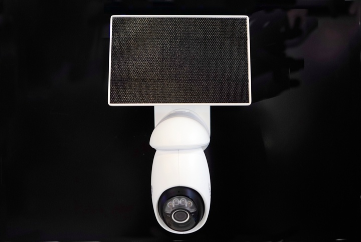 Tapo C660 KIT 也是款太陽能全景監控套件，配備 4K 800 萬像素攝影機，18 倍數位變焦，還有1.6 大光圈鏡頭、星光感測器和內建聚光燈，即使在微光環境下也能捕捉到清晰的彩色圖像。即使在沒有直流電源的情況下，攝影機依然可以一天錄影24小時，連續錄七天。 