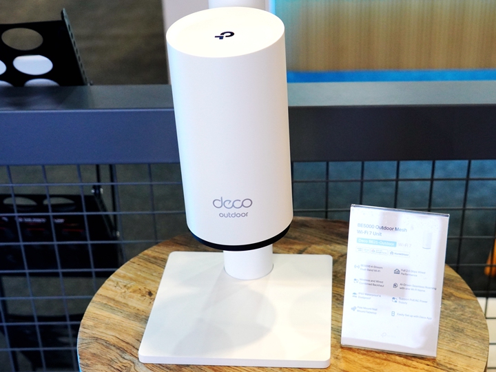 Deco BE25-Outdoor是 TP-Link 最新推出，搭載全新 BE5000 Wi-Fi 7 技術，無論是在戶外還是室內，均能享受極致穩定與高速的網路連接。這款雙頻路由器專為滿足現代家庭對高效能Wi-Fi的需求而設計，適合高畫質影音串流、多人遊戲、智慧家居設備等各種應用。 Deco BE25-Outdoor 提供多種安裝選擇，包括 桿式、壁掛式，也可以直接放在桌上使用，使用者可以根據實際需求自由選擇安裝方式，輕鬆適應不同的空間環境，達到最佳的覆蓋效果。因為Deco BE25-outdoor有 IP65 防塵防水等級，可以抵抗風雨侵襲，確保在各種惡劣天氣下依然能夠穩定運作，很適合專為戶外環境設計，能抵抗風雨侵襲，確保在各種惡劣天氣下依然能夠穩定運作，為戶外活動提供無線網路支援。 