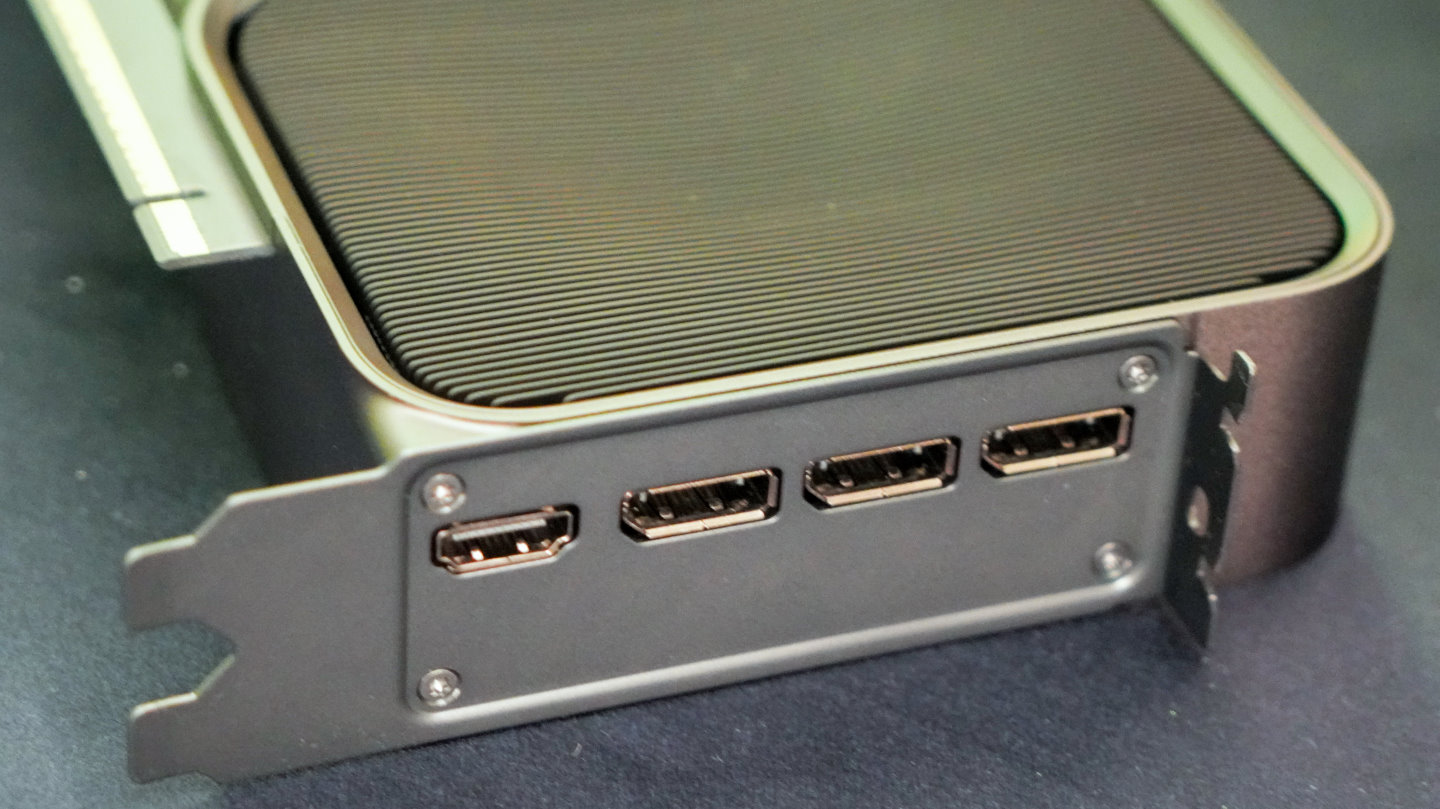 它提供3組DisplayPort 2.1b（支援UHBR20傳輸模式，4K480p或8K165P）與1組HDMI 2.1b b（支援4K480p或8K120P）。