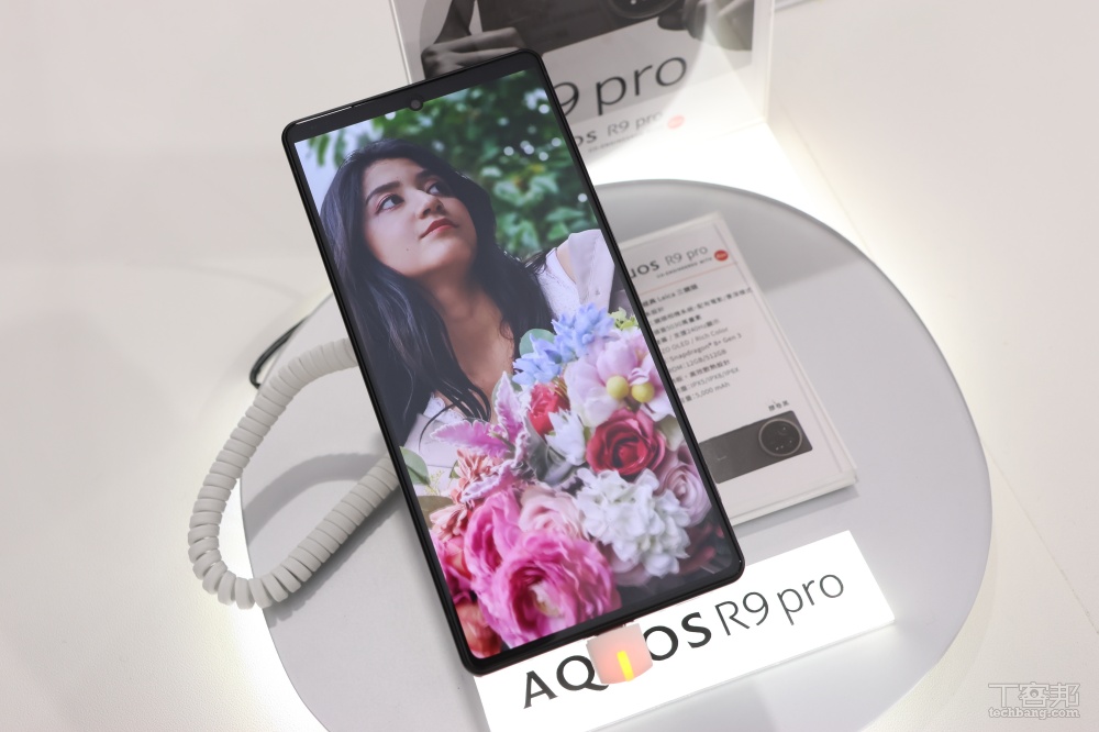 Sharp AQUOS R9 Pro 採用 6.7 吋 Quad HD+ Pro IGZO OLED 螢幕，支援 1-240Hz 螢幕更新率，螢幕峰值亮度最高達 2000nits。