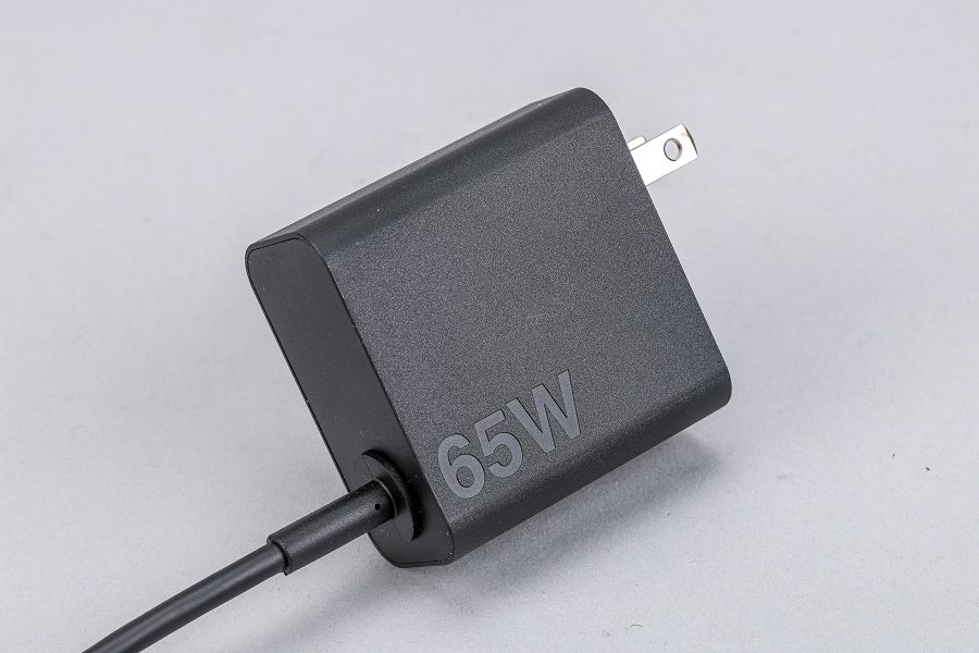 隨附 65W 的 USB-C PD 充電插頭。