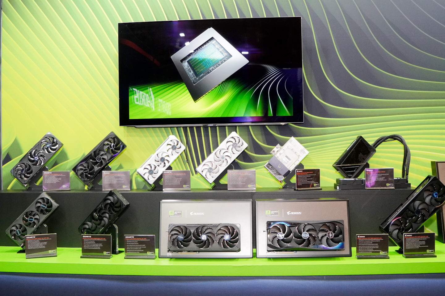 GIGABYTE於威尼斯人酒店的展間秀出多款GeForce RTX50系列顯示卡。