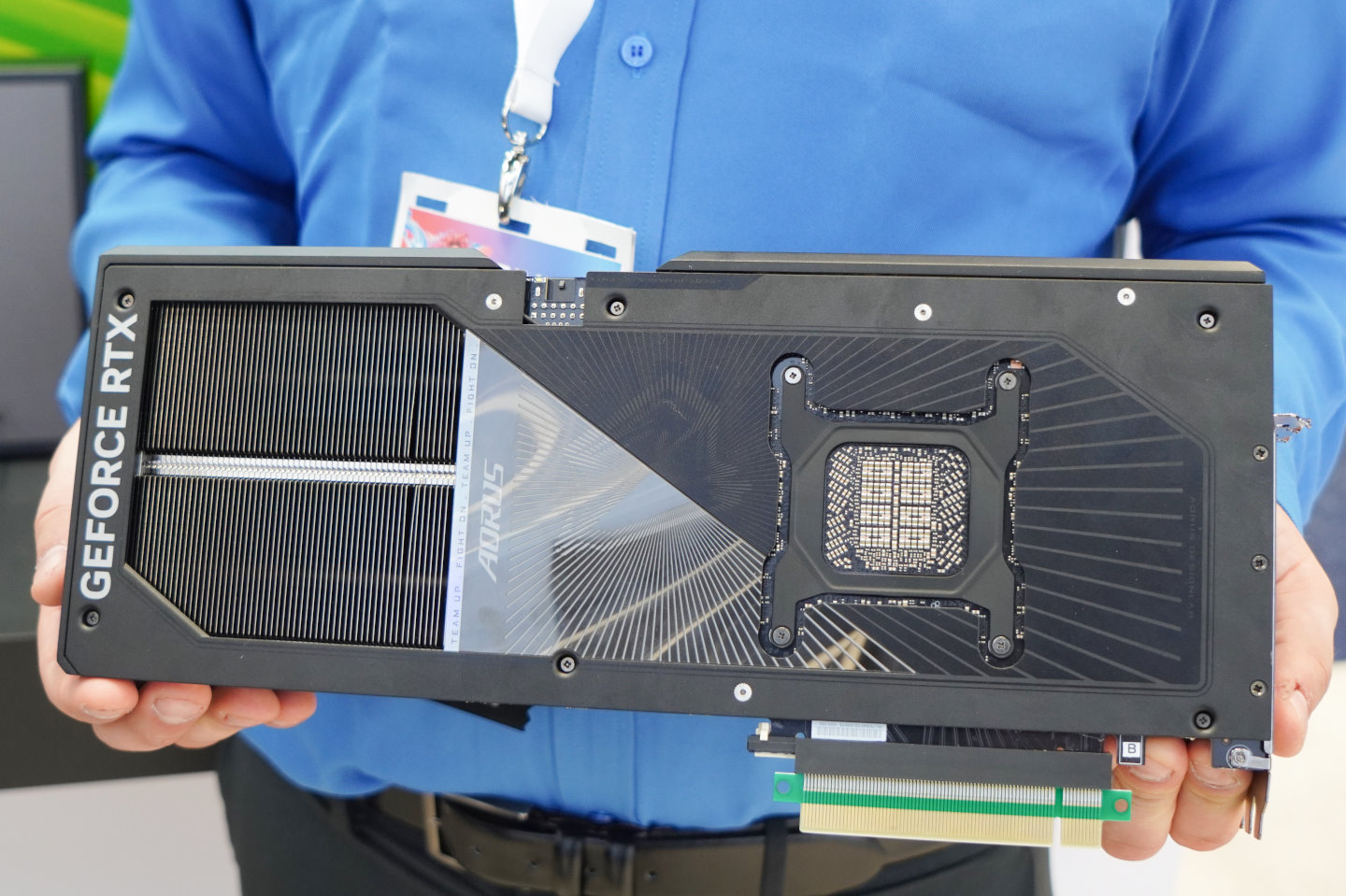 它不像GeForce RTX 5090 Founders Edition一樣採用雙穿透式設計。