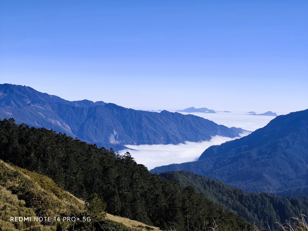 從石門山登山口附近的停車場往山谷拍的景象。