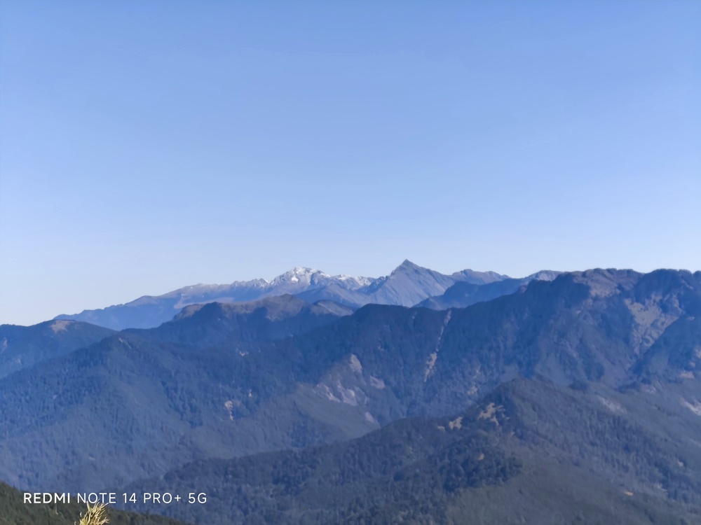 從石門山望遠拍攝遠方的中央尖山和南湖大山，Redmi Note 14 Pro 系列內建 Google Gemini AI 助理與畫圈搜尋功能，可以拍一張照後圈起來請 AI 辨識。