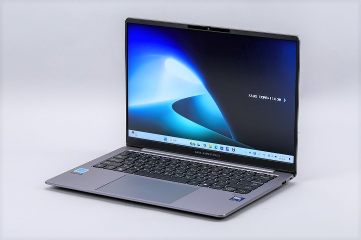 螢幕為 14吋、2560×1600解析度，採用 16：10 比例，螢幕佔比達到 90%。