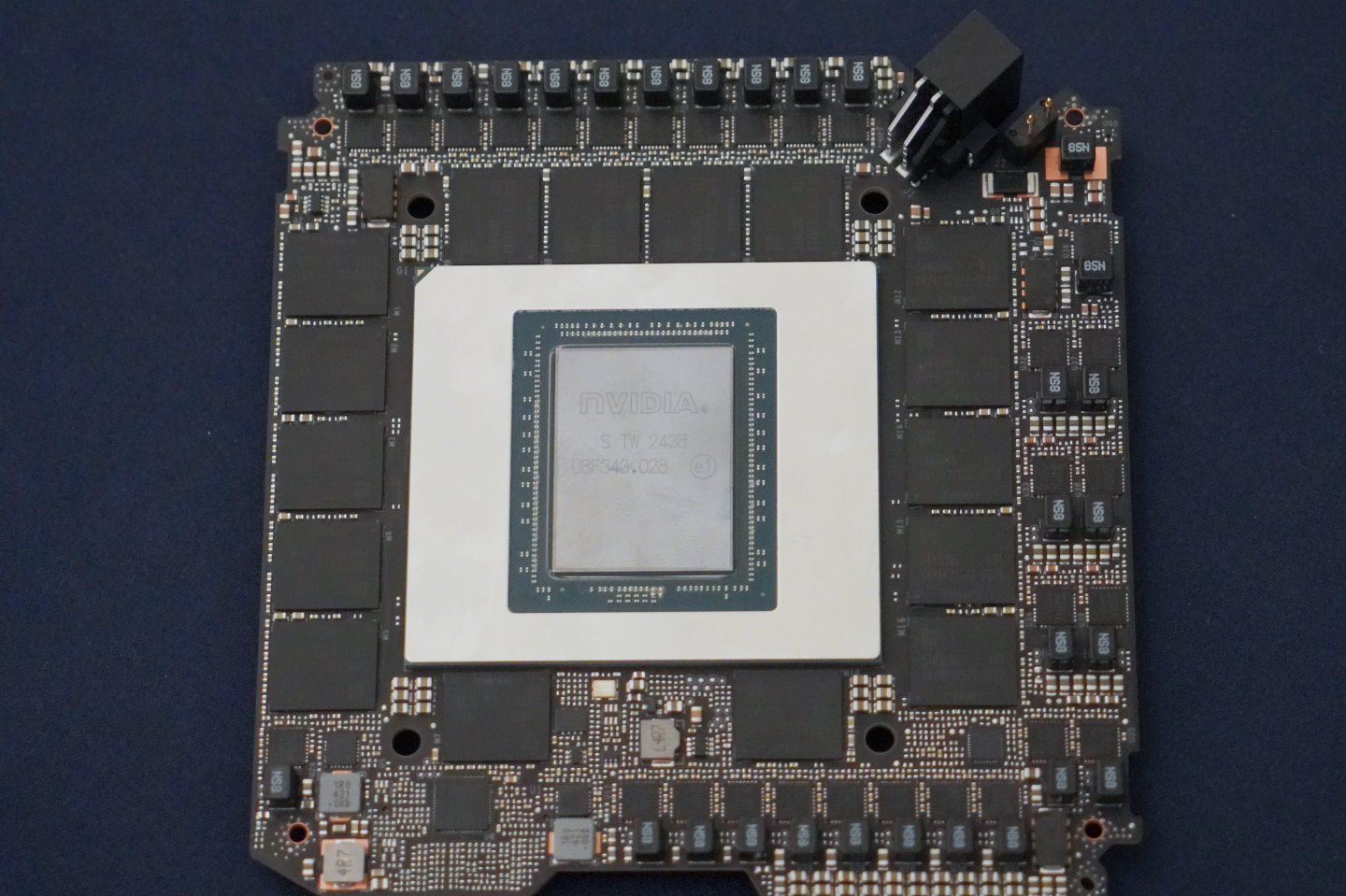 GeForce RTX 5090 Founders Edition電路板本體，可以看到為了縮小尺寸讓布局相當緊湊。