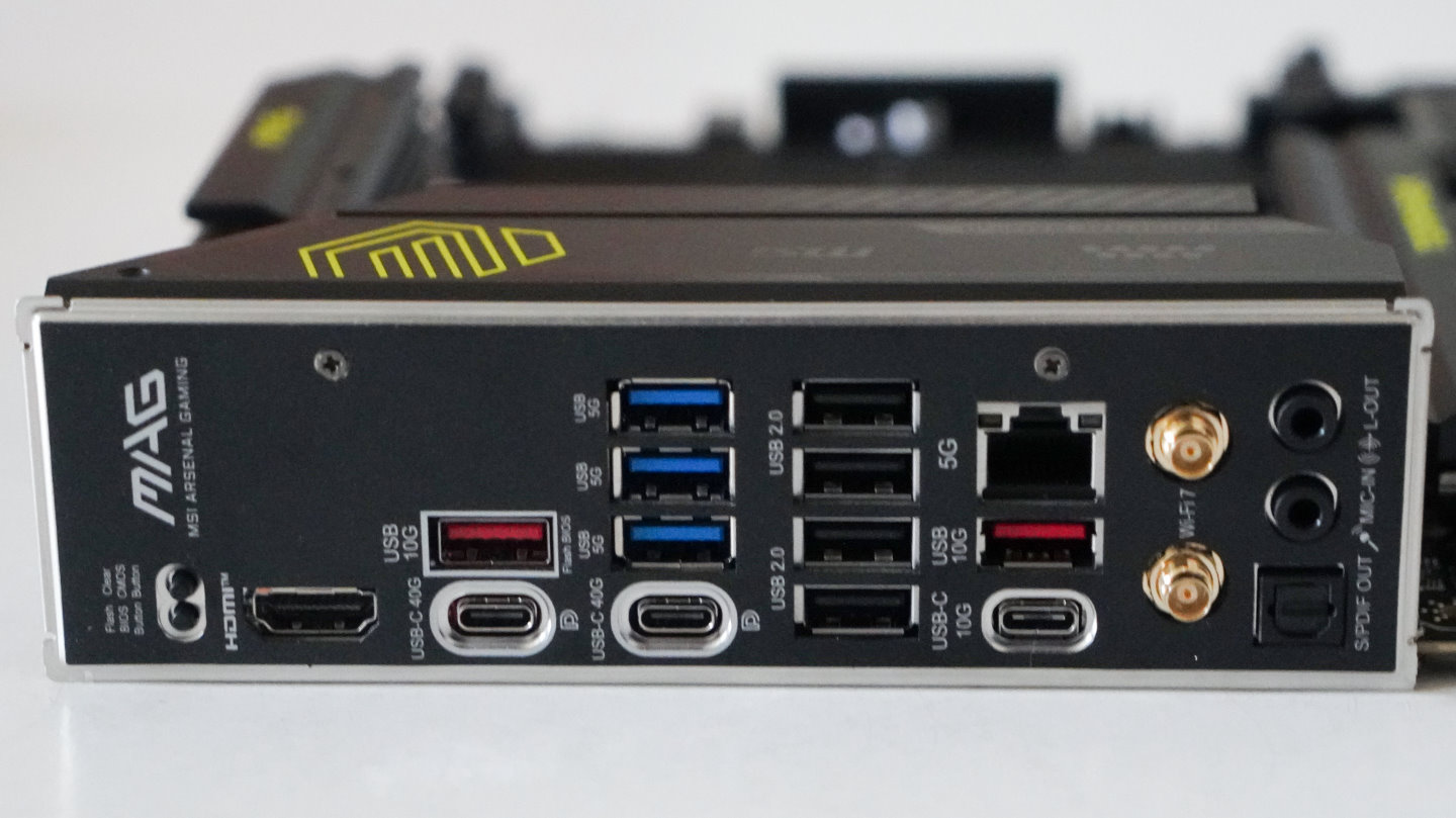主機板I/O背板提供2組傳輸速度達40Gbps且支援DisplayPort影音訊號的USB4端子。