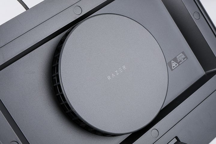 在 140mm 大尺寸散熱風扇上，低調的有著 RAZER 標誌。