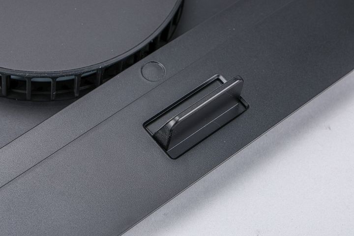 在 Razer Laptop Cooling Pad 的前側，加上固定筆電的推桿，可依筆電尺寸及習慣調整，讓筆電不會下滑。