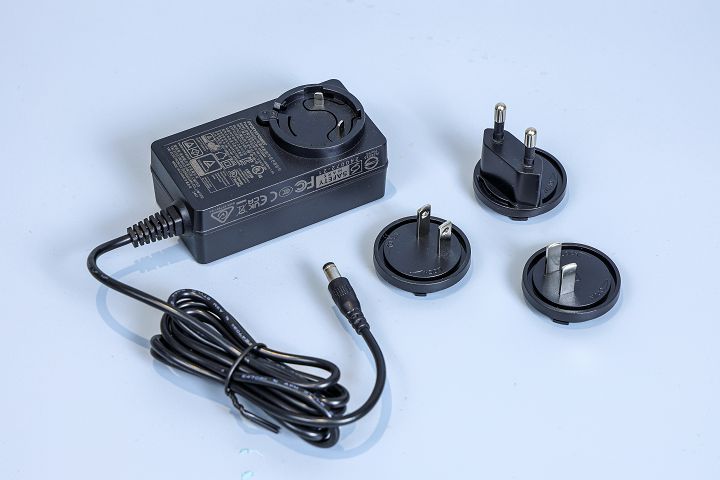 由於 Laptop Cooling Pad 需要外接電源，隨機也提供三個不同規格的插頭供使用者更換。