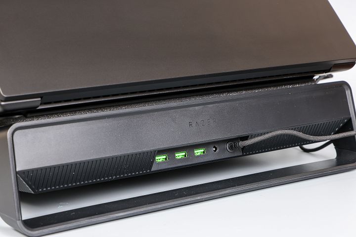 在 Laptop Cooling Pad 後側除了電源孔外，還有與筆電連接使用的 USB Type-A 連接線，以及再提供三個 USB Type-A 連接埠。