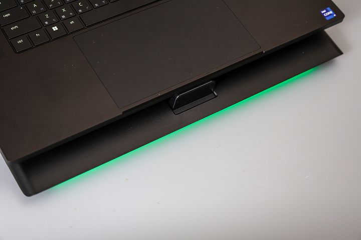 在 Laptop Cooling Pad 的前提供 Razer Chroma RGB 燈效。
