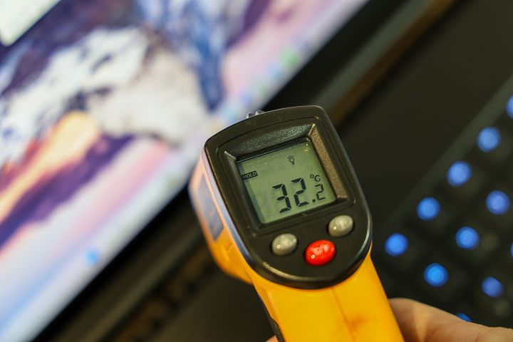 以 Razer Blade 18 進行 CPU-Z 的效能測試，並測量 CPU 的溫度，在沒有使用 Raze Laptop Cooling Pad 大約會有 42.7 度左右，在搭配 Raze Laptop Cooling Pad 使用時，則降為 32.2 度，降幅約為 24%