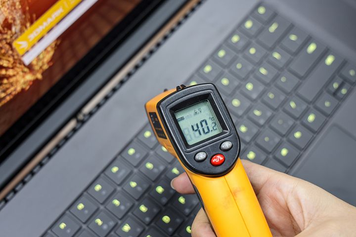 Razer Laptop Cooling Pad 動手玩：具適應性智慧散熱技術、支援 14~18 吋筆電，售價 4,190 元