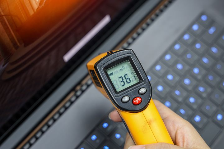 以 Razer Blade 18 執行 3DMark Time Spy Extreme 測試模式，在沒有使用 Raze Laptop Cooling Pad 大約會有 40.2 度左右；搭配 Raze Laptop Cooling Pad 使用時，則降為 36.1 度，降幅約為 10%。