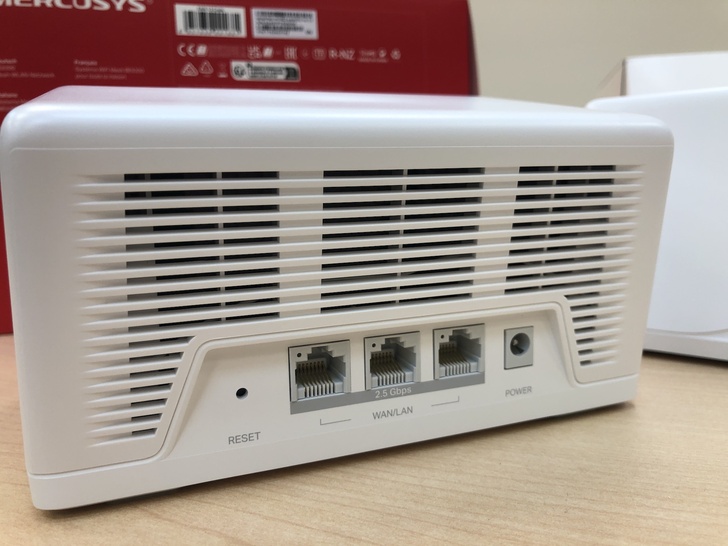 三個 2.5Gbps 孔兼具 WAN 與 LAN 功能。（Michael Chang）