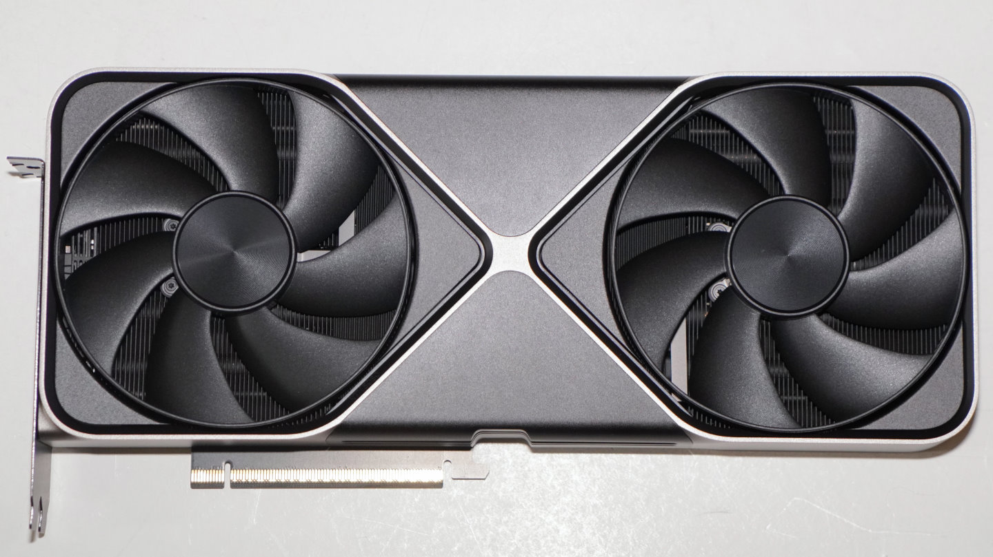 NVIDIA GeForce RTX 5080 Founders Edition採用雙穿透式散熱設計，2顆風扇都位於同側。