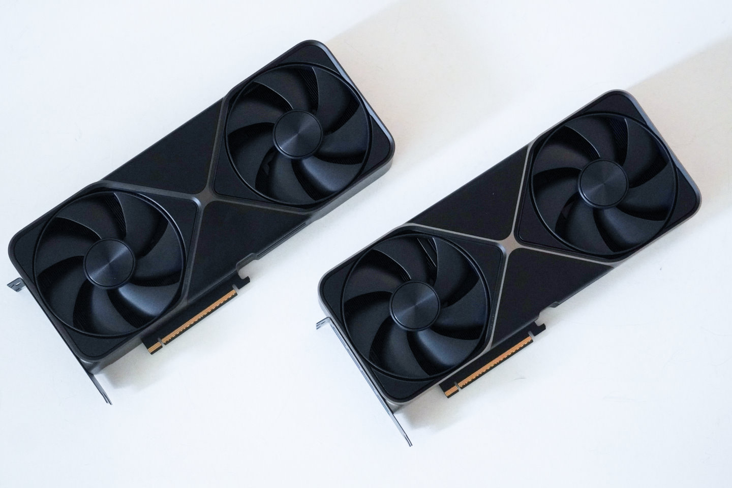將GeForce RTX 5080 Founders Edition與GeForce RTX 5090 Founders Edition放在一起，乍然之下2者一模一樣。
