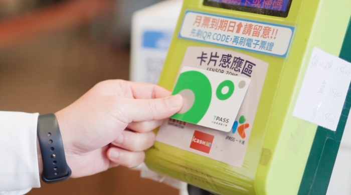 TPASS 2.0 電子票證證面共有3個圓圈，其中左側及中間空心圓圈顏色均為綠色，右上角實心圓圈顏色則為銀灰色。