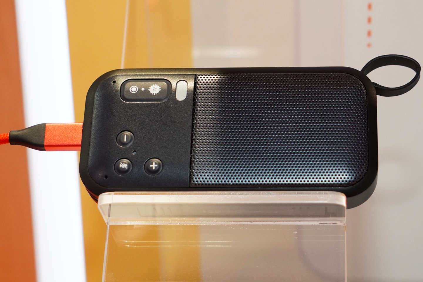 AI Recording Speakerphone可以獨立運作錄製長達24小時的錄音檔，或是透過藍牙連接至智慧型手機、平板電腦等裝置，當作無線麥克風使用。