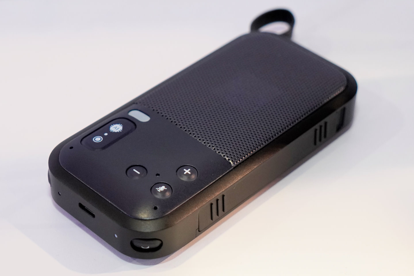 AI Recording Speakerphone主機並無搭載螢幕，僅有基本的操作按鍵與指示燈。