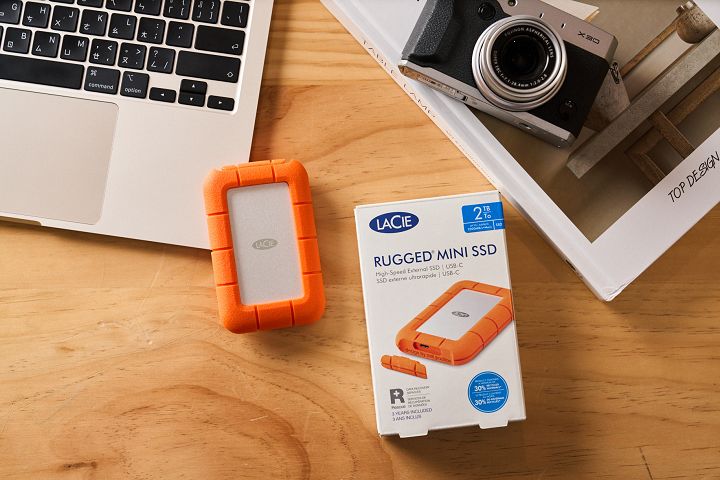 亮眼的 Rugged 系列為例，該系列採用橙色矽膠外殼，不僅外觀醒目，還提供了卓越的防護功能。