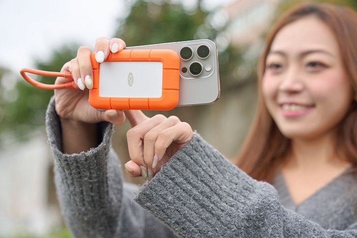 外型小巧的 LaCie Rugged Mini SSD 高速固態硬碟，可以隨時做為 iPhone拍攝照片或影片的儲存空間。
