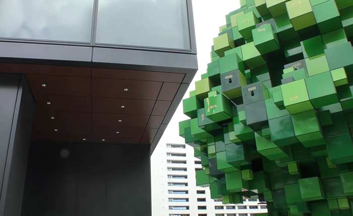 現實版 Minecraft？福岡天神街頭驚見「像素樹」！