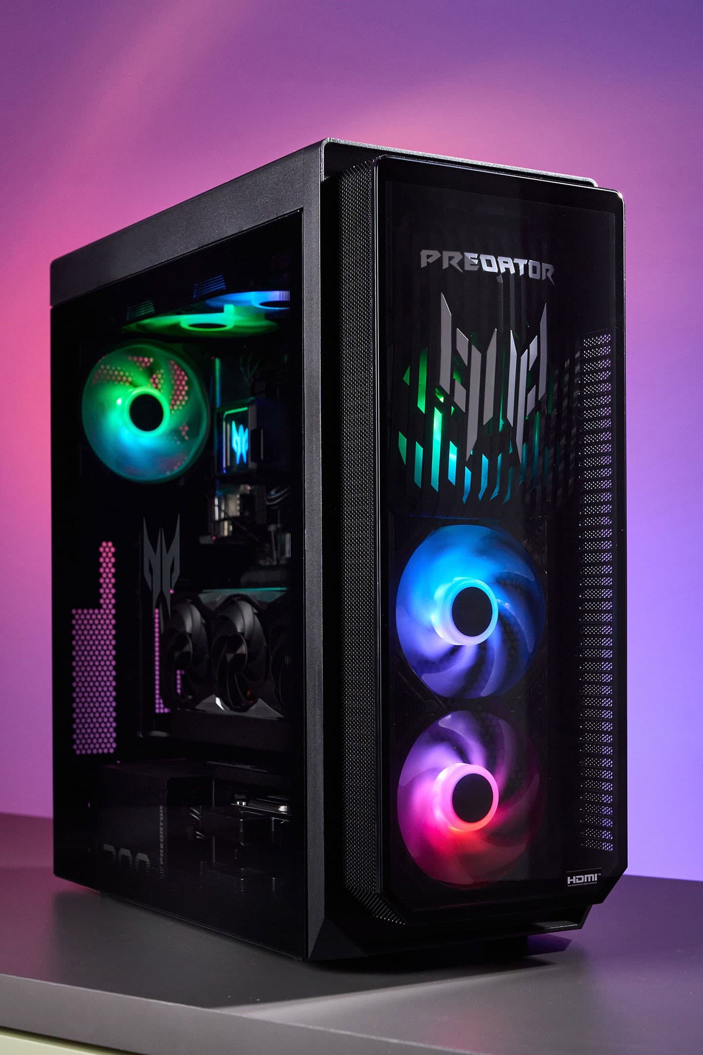 開機後，RGB 燈效十分亮眼吸睛，機身正面有三組大尺寸的系統風扇整合了 ARGB 燈效，側面也能一眼看到包括水冷系統、處理器水冷頭和記憶體模組的燈效。
