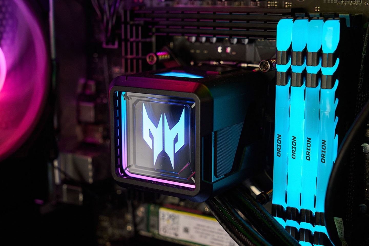 水冷系統的水冷頭上也設計了 Predator Logo 造型的 RGB 燈效，一旁的記憶體模組同樣配置 RGB 燈條，這些燈光都能透過 PredatorSense 4.0 整合工具中的 Pulsar 燈光控制功能來調校。