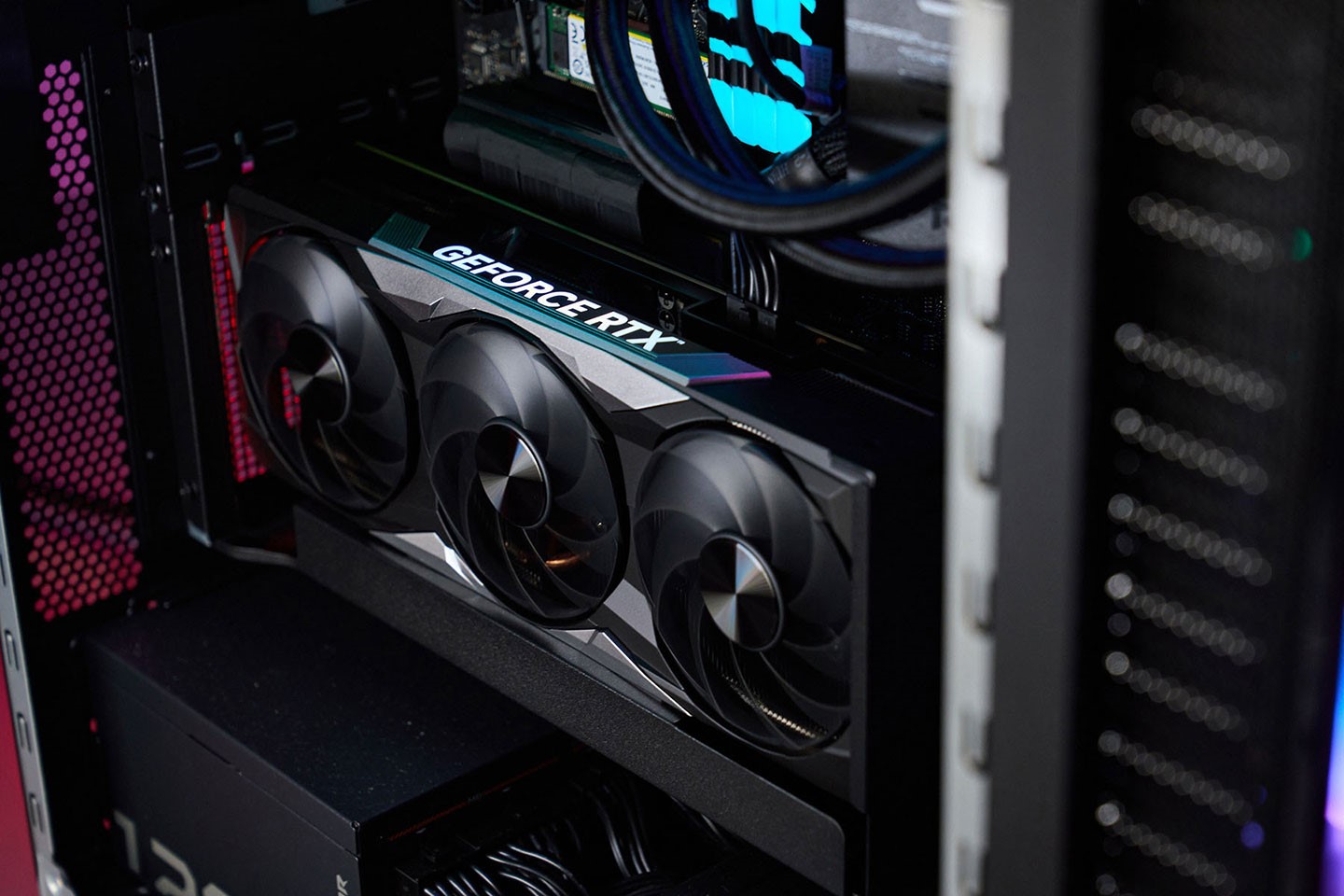 此次受測的 Predator Orion 7000 搭配的是 NVIDIA GeForce RTX 4080 SUPER 的獨立顯卡，這台主機最高可支援 RTX 4090。