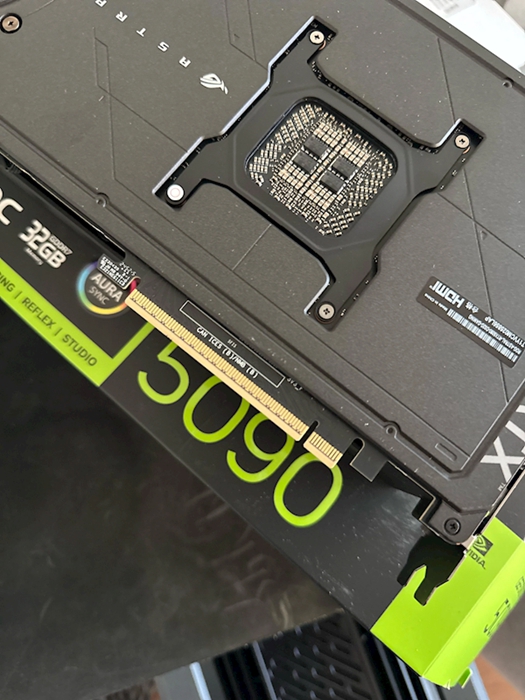 RTX 5090 上市後災情頻傳：藍底白字、黑畫面、電源接口熔化...這次又燒了電容！