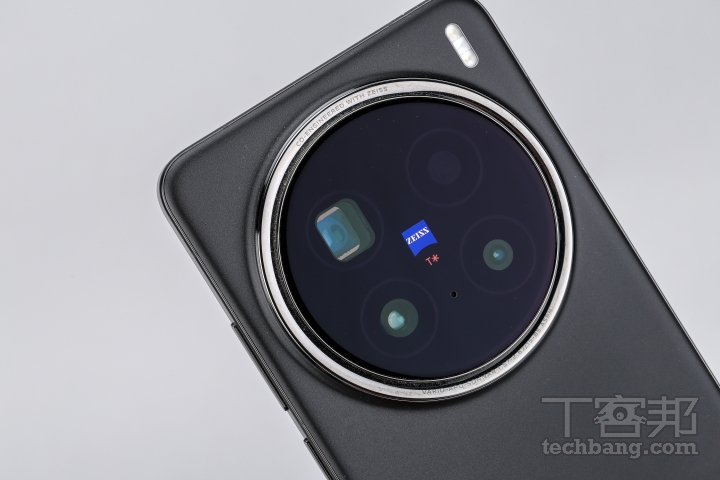vivo X200 Pro 採用三鏡頭組合，透過採用超大感光元件以及提高畫素來強化長焦鏡頭拍攝能力。