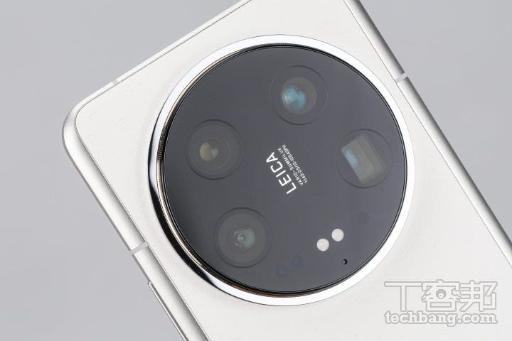 Xiaomi 14 Ultra 搭載了高畫素四鏡頭組合，透過雙長焦鏡頭搭配來滿足更望遠的拍攝需求。