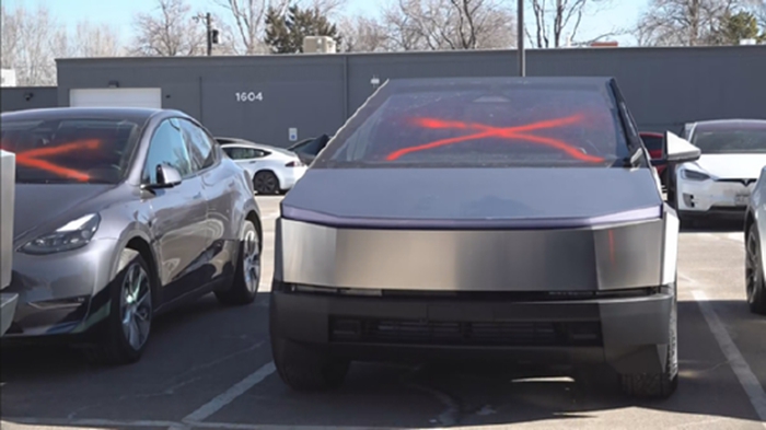 車主怒砸、噴漆、縱火！馬斯克政治豪賭反噬特斯拉，美國車主崩潰：品牌毀了，我得賣車！
