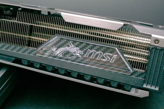 RGB 的燈效更是完全沒在小氣。風扇間的燈條、頂部及側面的 MSI Logo，讓這張顯示卡的識別度非常高。