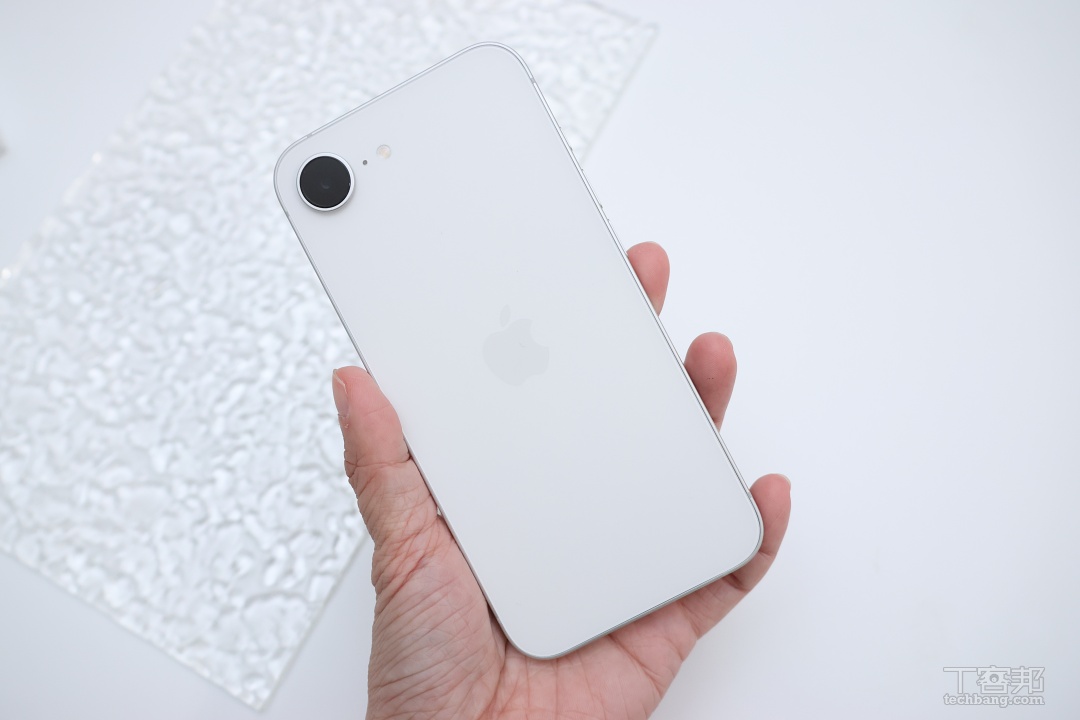 iPhone 16e 開箱評測：小巧單鏡頭設計、A18晶片效能實測、值不值得入手？