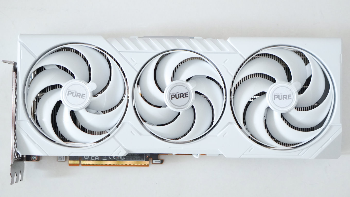 Sapphire Pure Radeon RX9070系列顯示卡採用3風扇散熱方案。