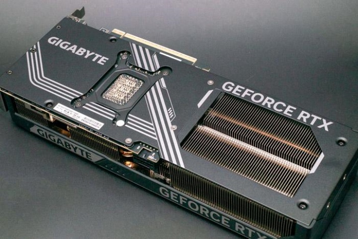 GIGABYTE GeForce RTX 5070 WINDFORCE OC SFF 12G：2K 是主力戰場，開 DLSS 4 還能 4K 全勝的中階顯卡