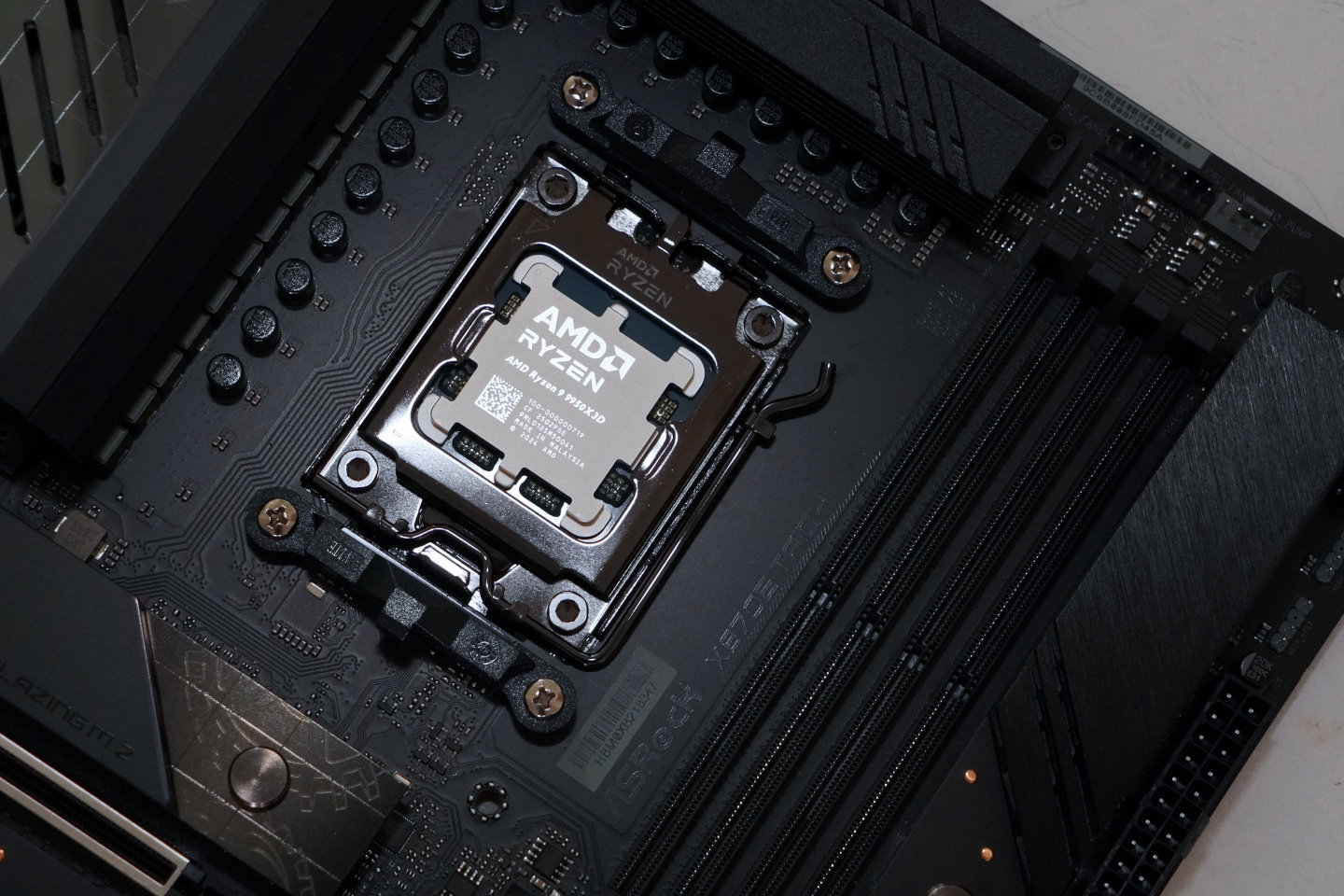Ryzen 9 9950X3D裝上主機板的模樣。