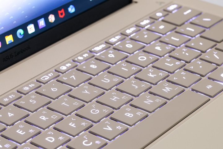 配置全尺寸 ASUS ErgoSense 鍵盤，採用 19.05mm 按鍵間距、鍵程 1.3mm，打字手感佳，並提供三段高度的 LED 背光功能。