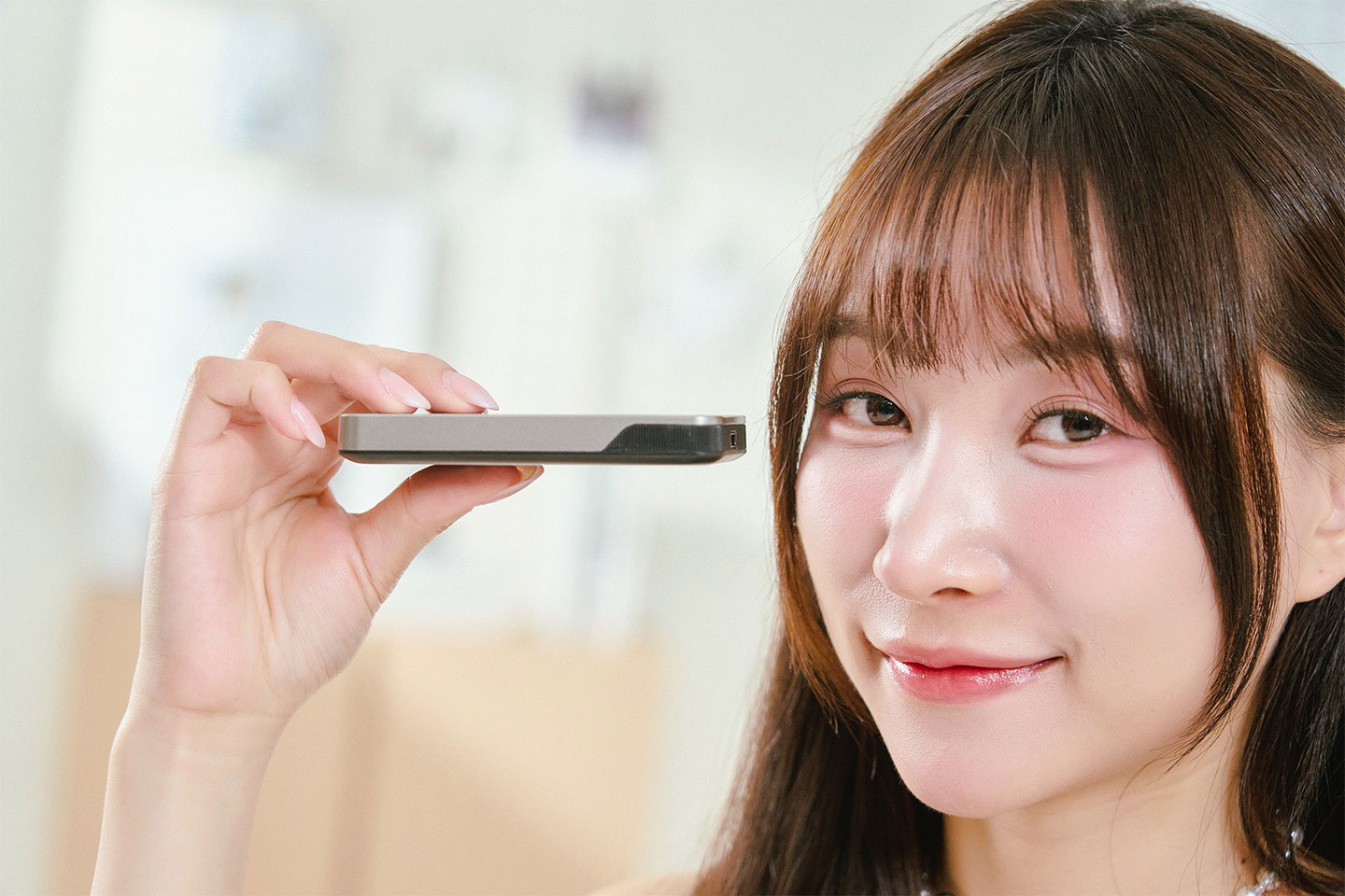 Toshiba Canvio Flex 的機身厚度也相當薄，1TB 與 2TB 的版本只有 14.3 mm 厚。
