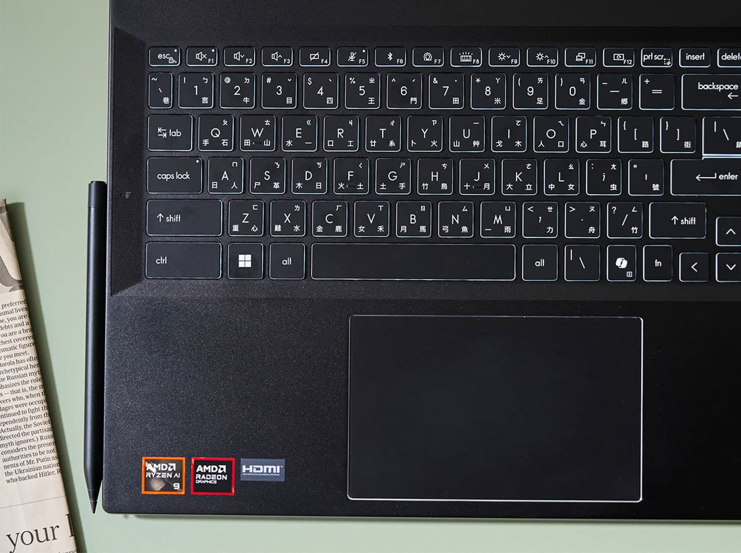 可透過磁吸功能將 MSI Pen 2 吸附在機身 C 面左側，方便隨取即用。