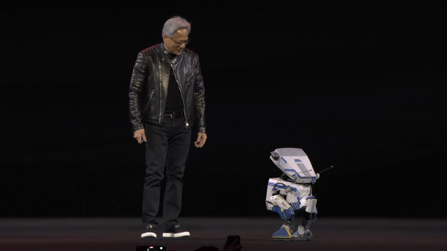 黃仁勳在GTC 2025春季場開幕演說的最後將BDX droid機器人「Blue」帶上舞台。