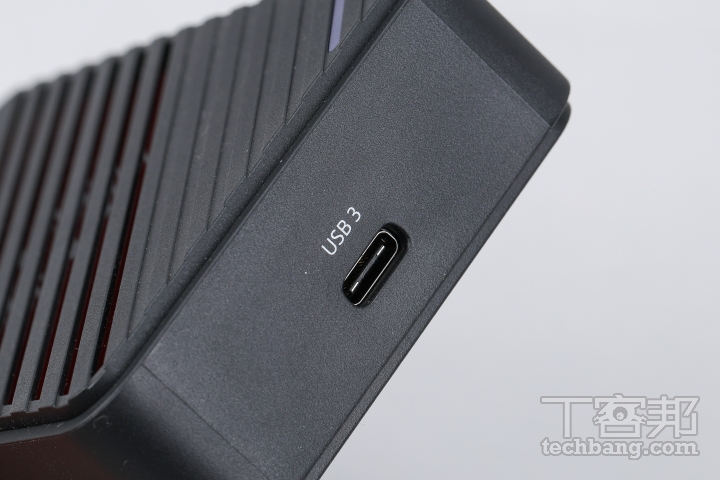 傳輸接口連接電腦的資料傳輸介面為 USB-C 形式，頻寬達 5Gbps。