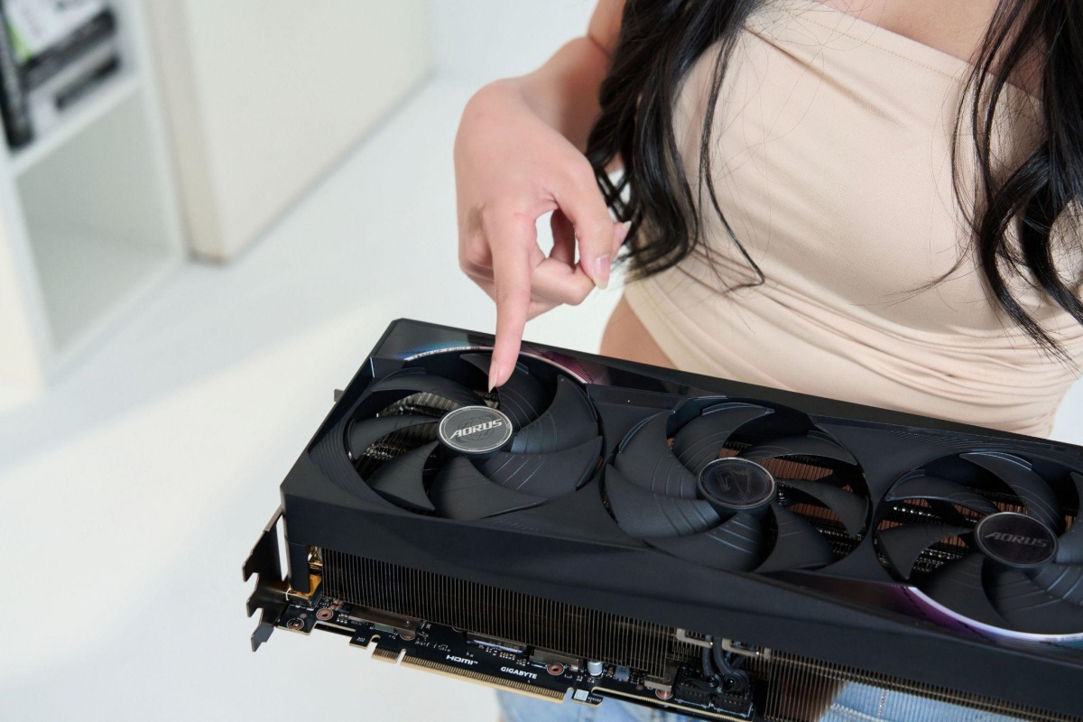 用 GIGABYTE MO27U2 電競螢幕 + AORUS GeForce RTX 5080 MASTER 16G 顯示卡暢玩《魔物獵人荒野》